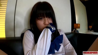 Une jeune japonaise de 18 ans aux petits seins gicle et jouit avec un doigt et un sex toy. Une fille asiatique en costume d'écolière fait des fellations dans une vidéo amateur. Mao 7 OSAKAPORN.