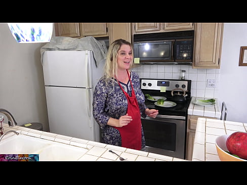 ❤️ Belle-mère qui le traie dans la cuisine avant son rendez-vous. ☑ Fucking at us ❌❤