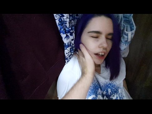 ❤️ J'ai trouvé ma soeur dans le placard et je l'ai aidée à jouir. ☑ Fucking at us ❌❤